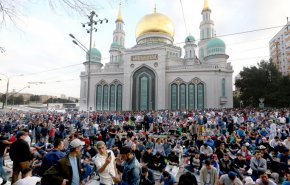 آلاف المسلمين يؤدون صلاة عيد الفطر في مسجد موسكو الكبير