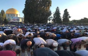 آلاف الفلسطينيين يؤدون صلاة العيد في المسجد الأقصى