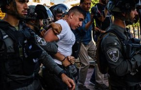 الاحتلال يعتقل 10 مواطنين في الضفة