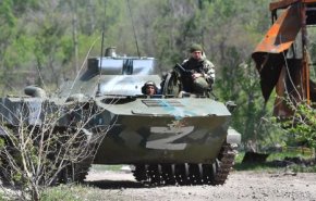 القوات الروسية تنتزع مدرعة أمريكية من القوات الأوكرانية