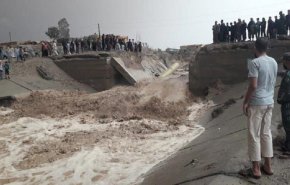 بسبب غزارة الأمطار.. انهيار جسر الشريدة بريف الرقة في سوريا 