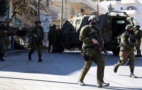 یورش نظامیان صهیونیست به روستای ۲ مبارز فلسطینی