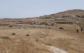 الاحتلال يغلق مداخل قرى 'مسافر يطا' ويحتجز ايمن عودة