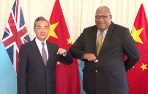 الصين وبابوا غينيا الجديدة تناقشان التعاون الاقتصادي والاتفاق التجاري