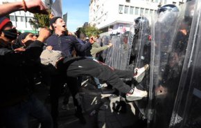 صدامات في تونس بين الشرطة ومحتجين على استفتاء دستوري