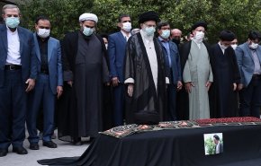 قائد الثورة يقيم صلاة الميت على جثمان الراحل محمود دعائي 