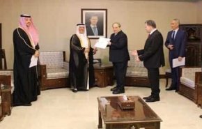 سفير البحرين يقدم نسخة من أوراق اعتماده إلى وزير الخارجية السوري
