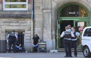 رجل يهاجم امرأة وفتاة بسكين في مدرسة جنوب ألمانيا
