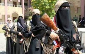 عدن.. نساء مدججات بالأسلحة يطردن قيادي في 'الانتقالي' من منزله