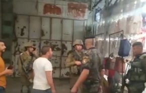 بالفيديو.. شرطة فلسطينية تطرد جنودا للاحتلال من أحد شوارع البلدة القديمة