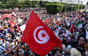 آلاف التونسيين يحتجون رفضا للاستفتاء على الدستور