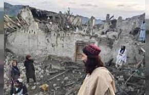 بالفيديو.. الافغان يقيمون مراسم عزاء لضحايا الزلزال
