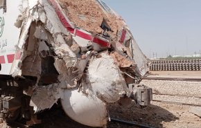 اصطدام قطار نقل مسافرين بعجلة على طريق بغداد - بصرة (صور)