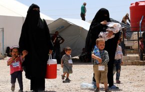 فرنسا تعيد أطفالا ونساء داعشيات من مخيمات في سوريا