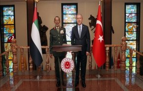 دیدار وزیر دفاع ترکیه با رئیس ستادکل ارتش امارات در آنکارا