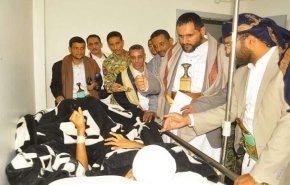 محافظ صنعاء يزور الجرحى في عدد من المستشفيات
