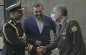 وزير الدفاع الإيراني يستقبل قائد القوات البحرية العمانية