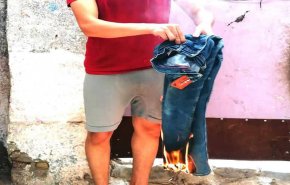 شاب عراقي يحرق ملابسه التركية في اولى خطوات مقاطعة البضائع التركية