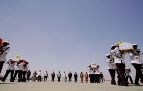 الكاظمي يستقبل جثامين الشهداء ويتقدّم مراسم التشييع الرسمي