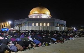 آلاف الفلسطينيين يؤدون صلاة“الفجر العظيم”في المسجد الأقصى