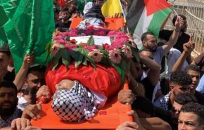  آلاف الفلسطينيين يشيعون جثمان الشهيد أبو عليا في رام الله