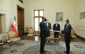 سفير الكويت الجديد لدى طهران يقدم نسخة من اوراق اعتماده لوزير خارجية ايران