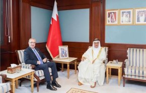 وزير الخارجية البحريني يلتقي سفير الإحتلال في المنامة