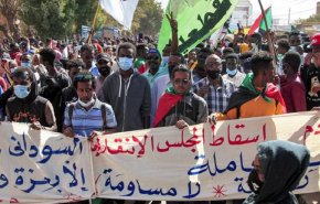 متظاهرون يغلقون شوارع بالخرطوم للمطالبة بإسقاط النظام العسكري