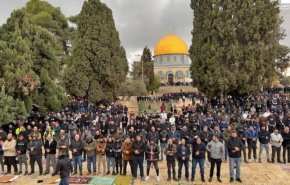خمسون ألفًا من الفلسطينين يؤدون صلاة الجمعة في المسجد الأقصى