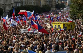 ده ها هزار نفر در پراگ علیه دولت چک، اتحادیه اروپا و ناتو تظاهرات کردند