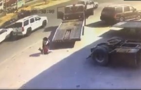 فيديو/سعودي يقتل مقيم سوري في الشارع أمام الناس