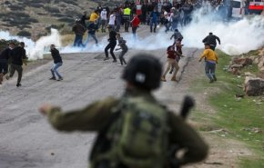 فلسطين المحتلة: عشرات الإصابات خلال مواجهات مع قوات الاحتلال بمدن الضفة