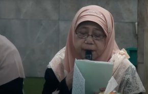 فيديو مؤثر لوفاة سيدة اندونيسية عقب ختمها للقرآن مباشرة!