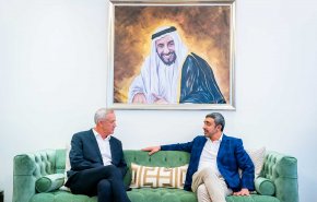 وزير الخارجية الإماراتي  يجري مباحثات مع وزير حرب كيان الاحتلال