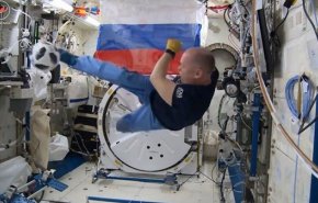 شاهد.. رواد الفضاء الروس سيلعبون كرة القدم على متن المحطة الفضائية
