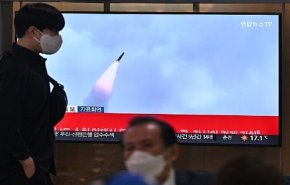 طوكيو تعقد اجتماعا طارئا بعد إطلاق كوريا الشمالية صاروخا حلق فوق اليابان