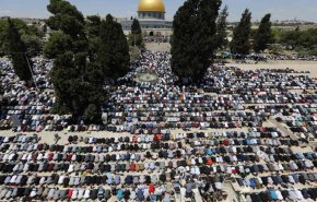 عشرات آلاف الفلسطينيين يؤدون صلاة الجمعة في المسجد الأقصى