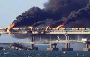 روسيا تعتقل ثمانية أشخاص على صلة بتفجير جسر القرم