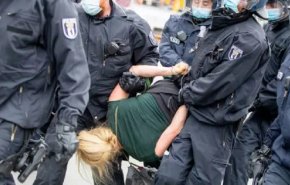 المانيا..فيديوهات تفضح التعامل العنيف للشرطة مع مواطنيها
