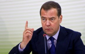 ميدفيديف: روسيا سترد بأسلحة مختلفة في حال تم استهداف القرم