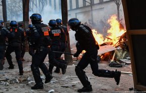 اشتباكات بين شرطة فرنسا ومحتجين يطالبون بزيادة الأجور

