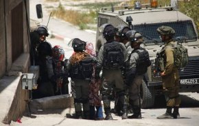 حملة اعتقالات واسعة في مناطق متفرقة من الضفة الغربية والقدس
