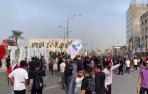 توافد المتظاهرين إلى ساحة التحرير ببغداد في ذكرى احتجاجات تشرين + فيديو