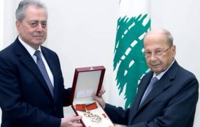 الرئيس اللبناني يقلد السفير السوري وسام الأرز الوطني تقديرا لجهوده