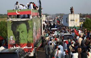 عمران خان ينظم مسيرة احتجاجية للمطالبة بإجراء انتخابات مبكرة في باكستان