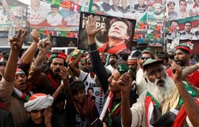 الباكستانيون يلبون دعوة عمران خان 