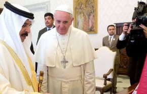 شاهد: آذان ملك البحرين الصاغية لكلام البابا..! 