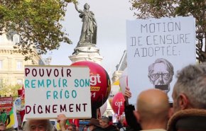 بالفيديو: شوارع باريس تعج بالمحتجين مرة أخرى