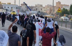 تظاهرات في مناطق البحرين عشية الانتخابات الصورية التي يقاطعها الشعب + فيديو
