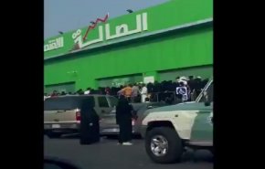 طوابير من السيارات أمام مركز تسوق في السعودية والسبب صادم